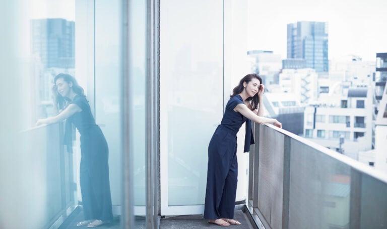 ジャンプスーツ￥69,000／ティーチ、サンダル￥39,600／イル サンダロ オブ カプリ（アマン）