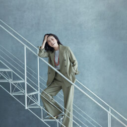 ジャケット￥59,400、セーター￥28,600、パンツ￥39,600／すべてセオリーリュクス（リンク・セオリー・ジャパン）、ミュール￥33,000／ペリーコ サニー（アマン）、ネックレス￥99,000／インデアン・クラフト