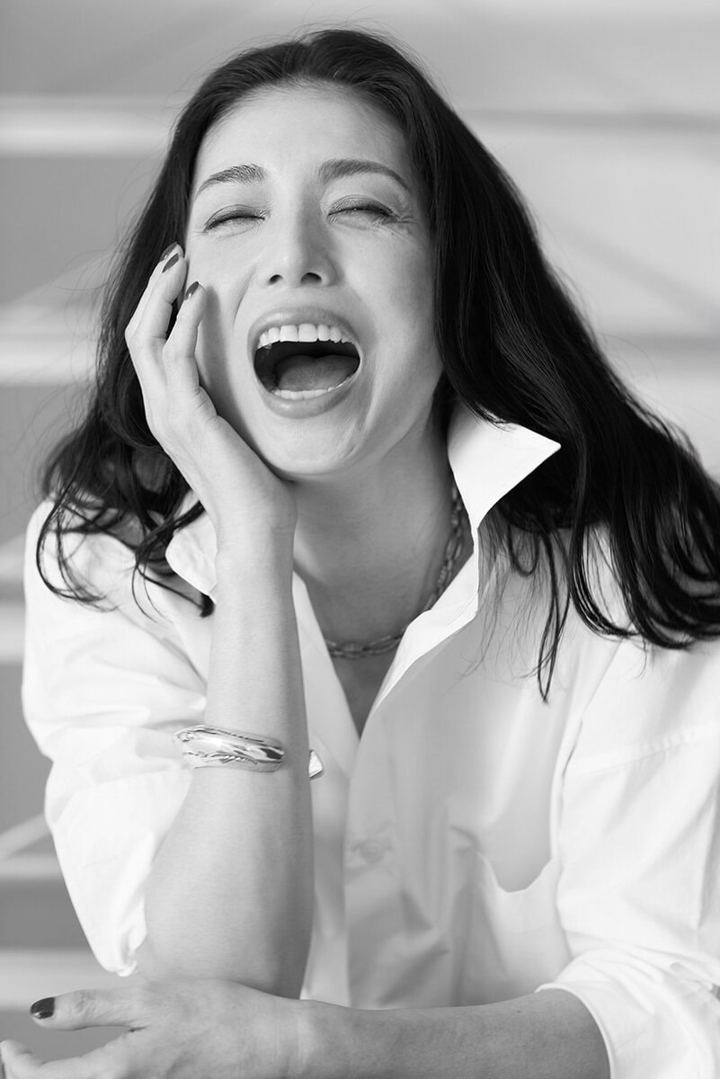 ワンピース￥97,900／オスロー、サンダル￥42,900、ネックレス￥19,800、イヤリング￥6,600／すべてダブルスタンダードクロージング（フィルム）