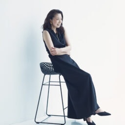 ワンピース￥97,900／オスロー、サンダル￥42,900、ネックレス￥19,800、イヤリング￥6,600／すべてダブルスタンダードクロージング（フィルム）