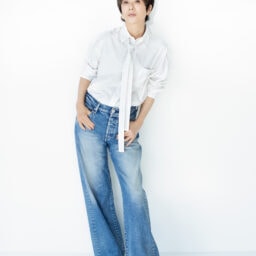シャツ（ボウタイ付）¥38,500／デパリエ（デパリエ 伊勢丹新宿店）、デニムパンツ¥42,900／ニードバイヘリテージ（ゲストリスト）、靴¥178,200／ピエール アルディ（ピエール アルディ 東京）、ピアス（右耳）¥410,300、ピアス（左耳）¥187,000／ともにレポシ（レポシ日本橋三越本店）