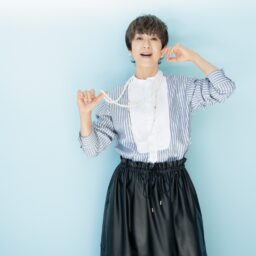 ストライプシャツ¥59,400、スカート¥75,900／ともにドゥロワー（ドゥロワー青山店）、パール×YGネックレス¥1,507,000、手に持ったパールネックレス¥654,500、ピアス¥157,300／すべてTASAKI
