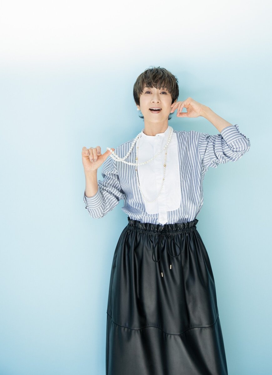 ストライプシャツ¥59,400、スカート¥75,900／ともにドゥロワー（ドゥロワー青山店）、パール×YGネックレス¥1,507,000、手に持ったパールネックレス¥654,500、ピアス¥157,300／すべてTASAKI