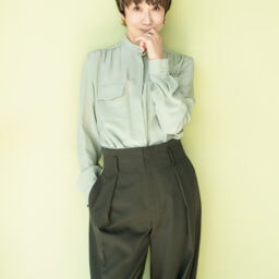 ブラウス¥75,900／バルバ ナポリ（コロネット）、パンツ¥102,300／ヴィンス（コロネット）、ピアス¥64,900、リング（人さし指）¥147,400、リング（中指）¥69,300／すべてトムウッド（トムウッド 青山店）