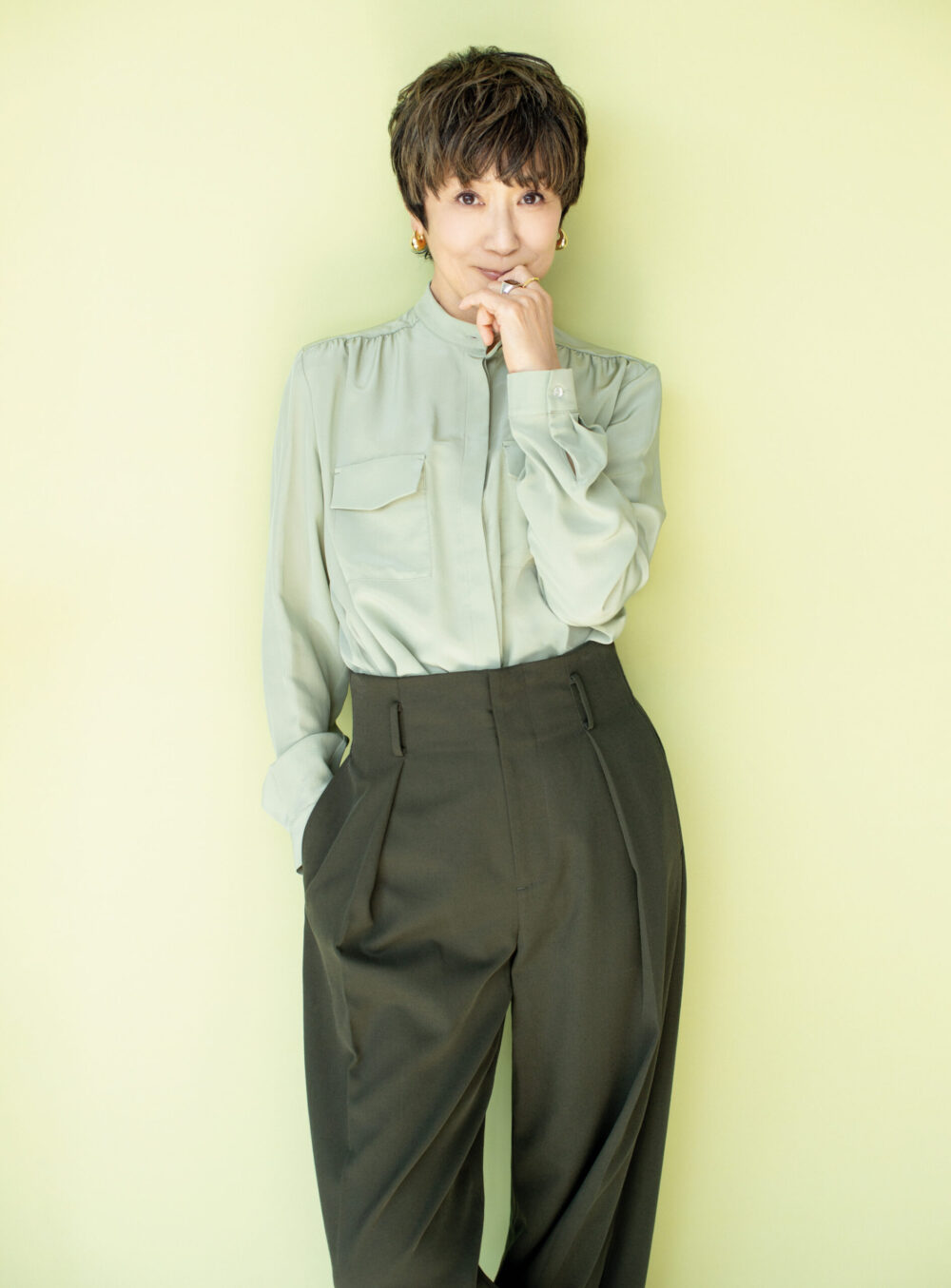 ブラウス¥75,900／バルバ ナポリ（コロネット）、パンツ¥102,300／ヴィンス（コロネット）、ピアス¥64,900、リング（人さし指）¥147,400、リング（中指）¥69,300／すべてトムウッド（トムウッド 青山店）