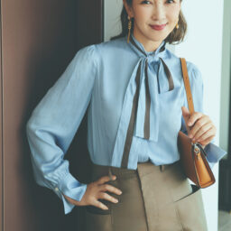ブラウス¥39,000、パンツ¥36,300／ともにティーチ、ピアス¥11,000／マナ ローザ ジュエル（マナ ローザ）、バッグ¥96,800／アールエスヴイピー パリ（クイーポ）