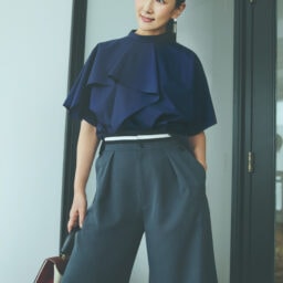 ブラウス¥30,800、パンツ¥41,800／ともにアドーア、ピアス¥23,100／クロディーヌ・ヴィトリー、バッグ¥102,300／タミーアンドベンジャミン（ともにアッシュ・ペー・フランス）