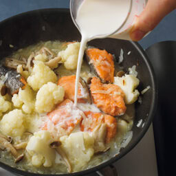 塩鮭は塩味が入っている食材なので、下味をつけずに粉をまぶせば、下ごしらえはOKです。