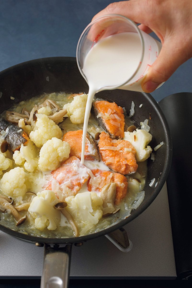 塩鮭は塩味が入っている食材なので、下味をつけずに粉をまぶせば、下ごしらえはOKです。