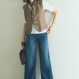 デニム¥16,000、カットソー¥7,500／ともにバナナ・リパブリック、ベスト¥53,900／エブール（リトルリーグ インク）、スカーフ¥16,500／マニプリ、バッグ¥42,900／オルセット（オルサ）、イヤリング¥11,000／アビステ、ブレスレット¥34,980／ソコ（ズットホリック）、靴¥26,400／ヒミコ