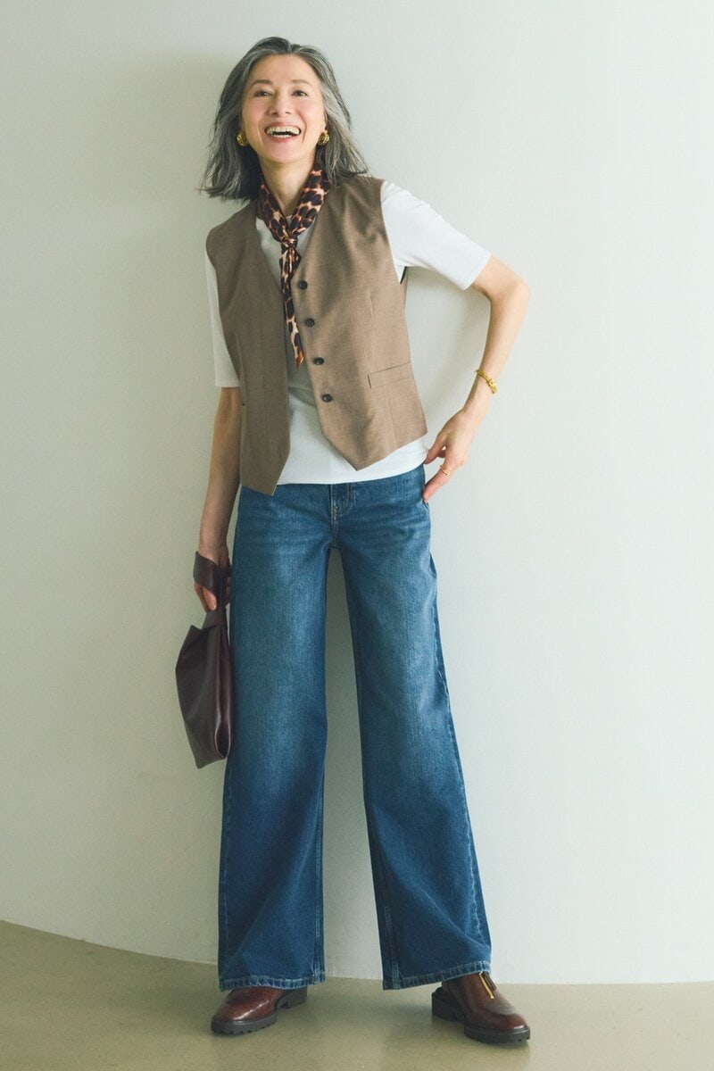 デニム¥16,000、カットソー¥7,500／ともにバナナ・リパブリック、ベスト¥53,900／エブール（リトルリーグ インク）、スカーフ¥16,500／マニプリ、バッグ¥42,900／オルセット（オルサ）、イヤリング¥11,000／アビステ、ブレスレット¥34,980／ソコ（ズットホリック）、靴¥26,400／ヒミコ