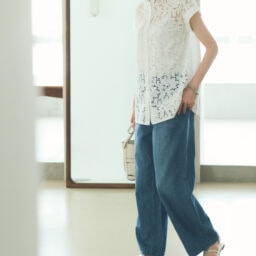 デニムパンツ¥17,600／ヘルシーデニム（ゲストリスト）、ブラウス¥8,789／ドゥクラッ セ、バッグ¥48,400／オルセット（オルサ）、サングラス¥50,600／アイヴァン（アイヴァン 東京ギャラリー）、イヤリング¥11,000、ブレスレット¥11,000／ともにアビステ、 サンダル¥8,990／プラステ、インナー／スタイリスト私物