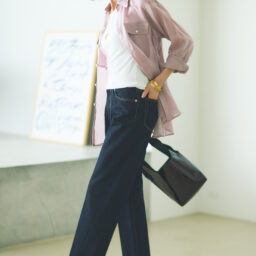 デニムパンツ¥24,200／ル シェルド ハリス（金万）、シャツ¥73,700／マディソンブルー、カットソー¥2,990／ギャップ、バッグ¥68,200／ドメスティック（アッシュ・ペー・フランス）、イヤリング¥18,150／ケネス・ジェイ・レーン、ブレスレット¥37,180／ソコ（ともにズットホリック）、ネックレス¥14,520／チビ・ジュエルズ（チビジュエルズ・ジャパン）、サンダル¥8,990／プラステ