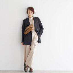 ダブルジャケット¥132,000／トゥモローランド ビー（トゥモローランド 渋谷本店）、オールインワン¥20,900／ノーク、ピアス¥50,600／トムウッド（トムウッド 青山店）、バッグ¥289,300、靴¥113,300／ともにトッズ（トッズ・ジャパン）