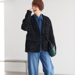 ツイードジャケット¥174,900、シャツ ¥64,900、パンツ¥64,900／すべてドゥロワー（ドゥロワー 青山店）、ピアス¥56,200／トムウッド（トムウッド 青山店）、バッグ¥166,100／ピエール アルディ（ピエール アルディ 東京）