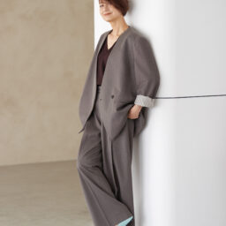 ノーカラージャケット¥63,800、パンツ¥39,600、ニット¥25,300／すべてプルミエ アロンディスモン、ピアス¥168, 300、ネックレス¥440,000／ともにヒロタカ（ヒロタカ 表参道ヒルズ）、靴¥115,500／セルジオ ロッシ（セルジオ ロッシ カスタマーサービス）