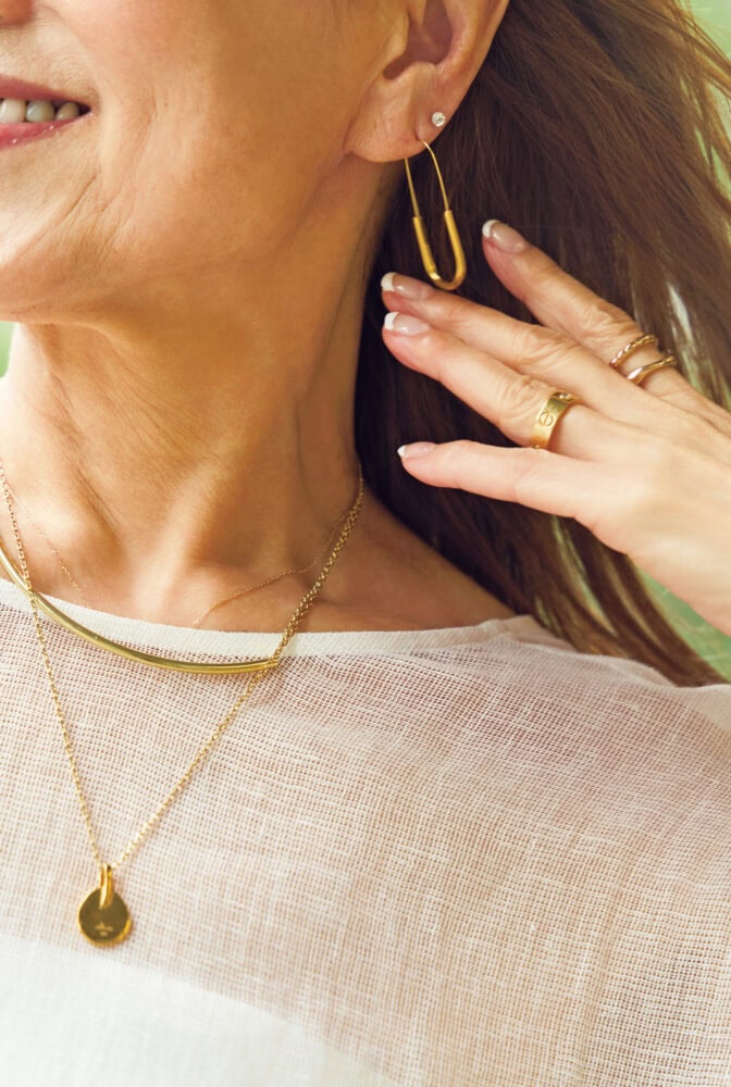 アクセサリーはカルティエ、フィリップオーディベール、3COINS