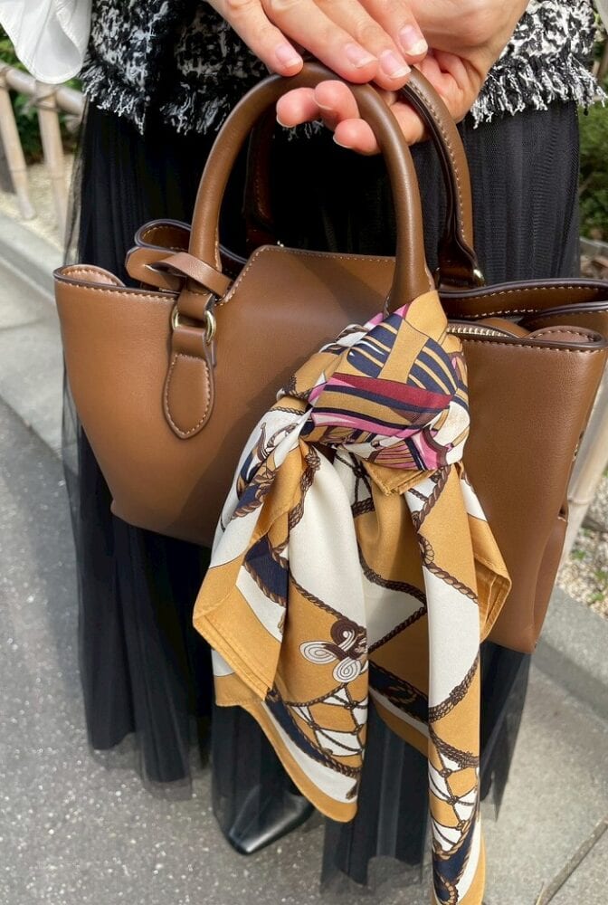 『NATURAL BEAUTY BASIC』のバッグとスカーフ