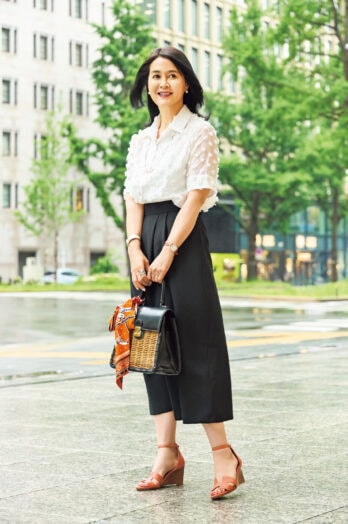 【大阪スナップ】「ZARA」のシアーブラウスで程よい透け感でヌケのある上品モノトーンコーデ