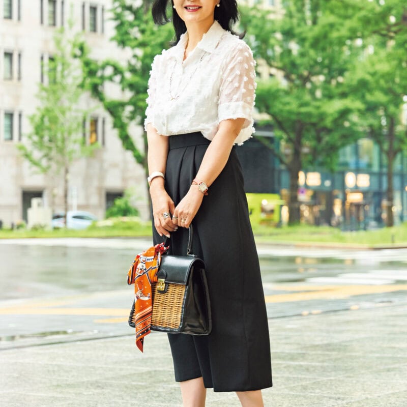 【大阪スナップ】「ZARA」のシアーブラウスで程よい透け感でヌケのある上品モノトーンコーデ