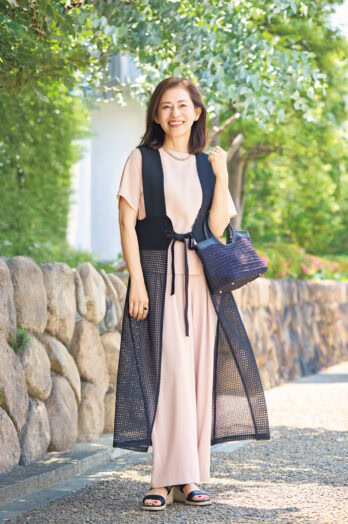 【60代お手本スナップ】芦屋マダムの「大人カジュアル」黒×ピンクの品のよい着こなしがお見事!