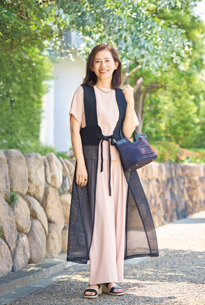 【60代お手本スナップ】芦屋マダムの「大人カジュアル」黒×ピンクの品のよい着こなしがお見事!