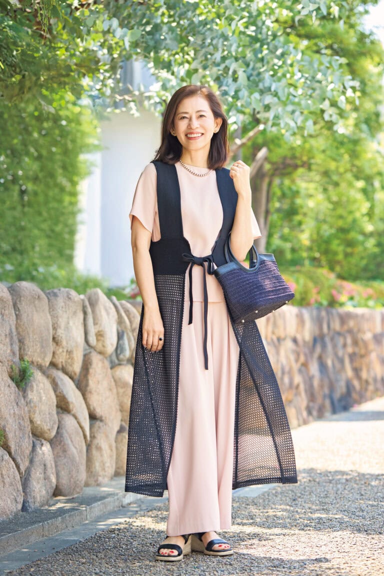お洒落ファッション 60代お手本スナップ】芦屋マダムの「大人カジュアル」黒×ピンクの品の