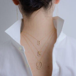 〈上から〉ネックレス（Number Necklace-3-three）【K18】¥231,000、(Number Necklace - 5 -five)【K18】¥308,000、（Number Necklace - 9 -nine）【K18】 ¥473,000／すべてSeptember５