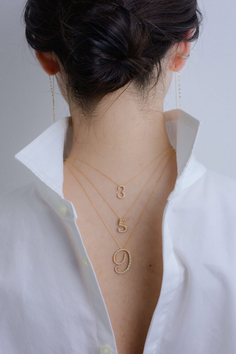 〈上から〉ネックレス(Number Necklace-3-three)【K18】¥231,000、(Number Necklace - 5 -five)【K18】¥308,000、(Number Necklace - 9 -nine)【K18】 ¥473,000/すべてSeptember5
