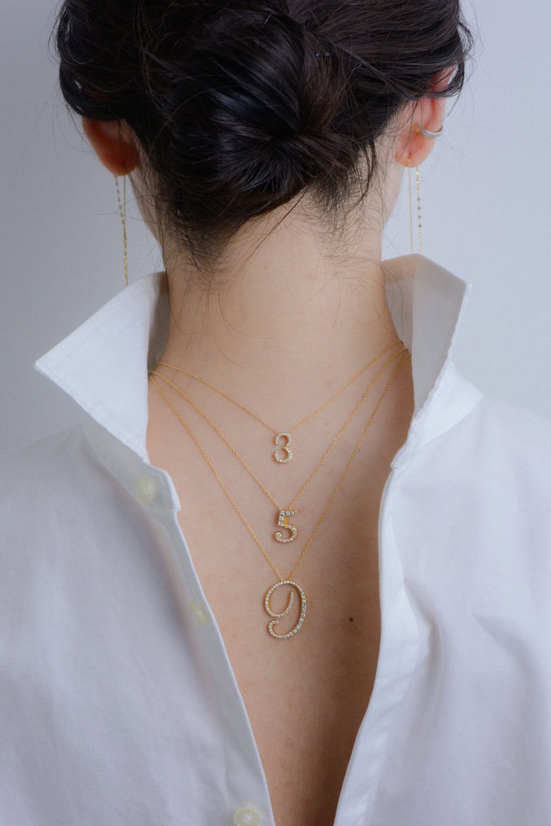 〈上から〉ネックレス（Number Necklace-3-three）【K18】¥231,000、(Number Necklace - 5 -five)【K18】¥308,000、（Number Necklace - 9 -nine）【K18】 ¥473,000／すべてSeptember５