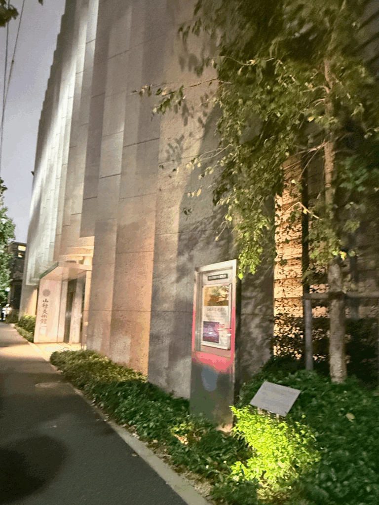 夕方の美術館前