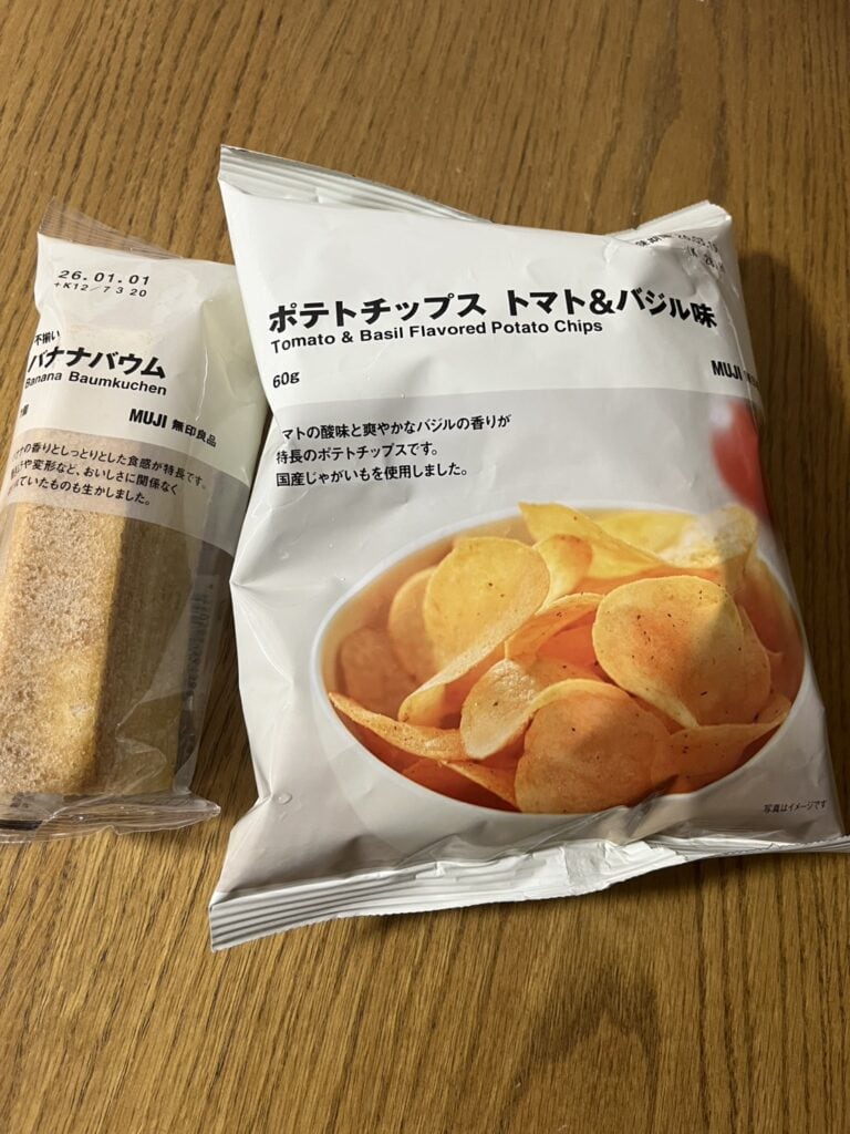 不揃い バナナバウム ¥180、ポテトチップス トマト&バジル味 ¥180