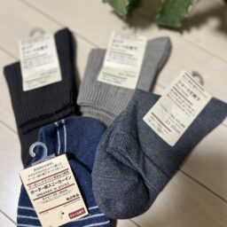 婦人　足なり直角　履き口やわらか　三層　ショート丈靴下、婦人　足なり直角　履き口やわらか　太リブショート丈靴下、婦人　足なり直角　スニーカーイン※1足390円、3足990円／無印良品