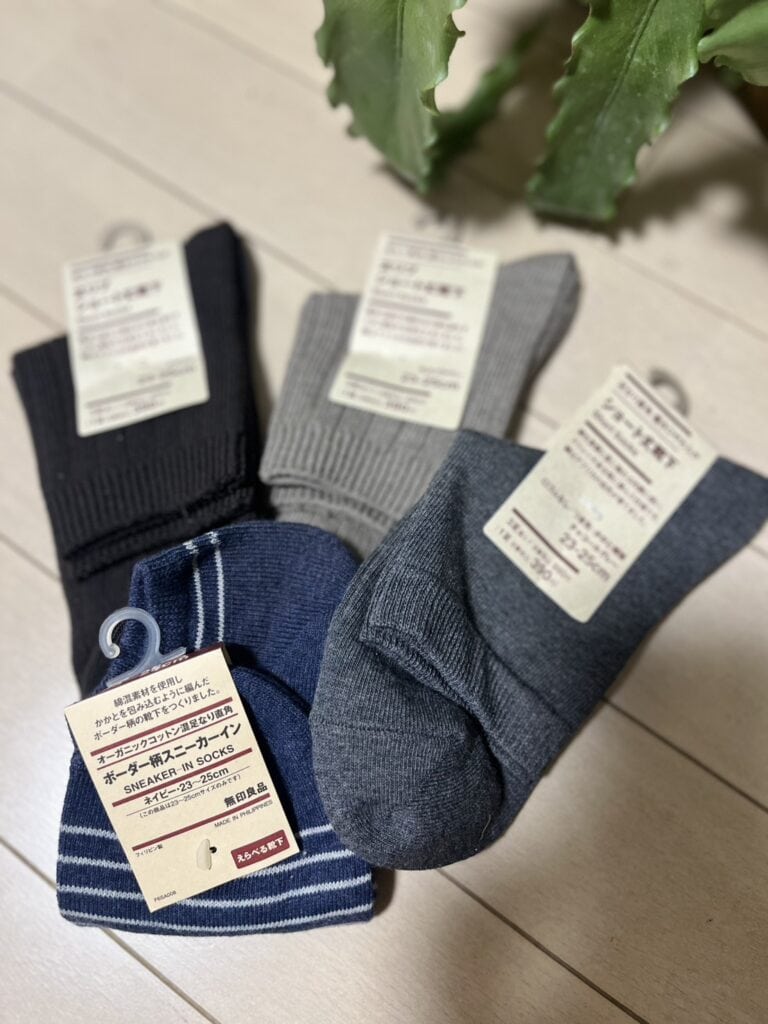 婦人　足なり直角　履き口やわらか　三層　ショート丈靴下、婦人　足なり直角　履き口やわらか　太リブショート丈靴下、婦人　足なり直角　スニーカーイン※1足390円、3足990円／無印良品