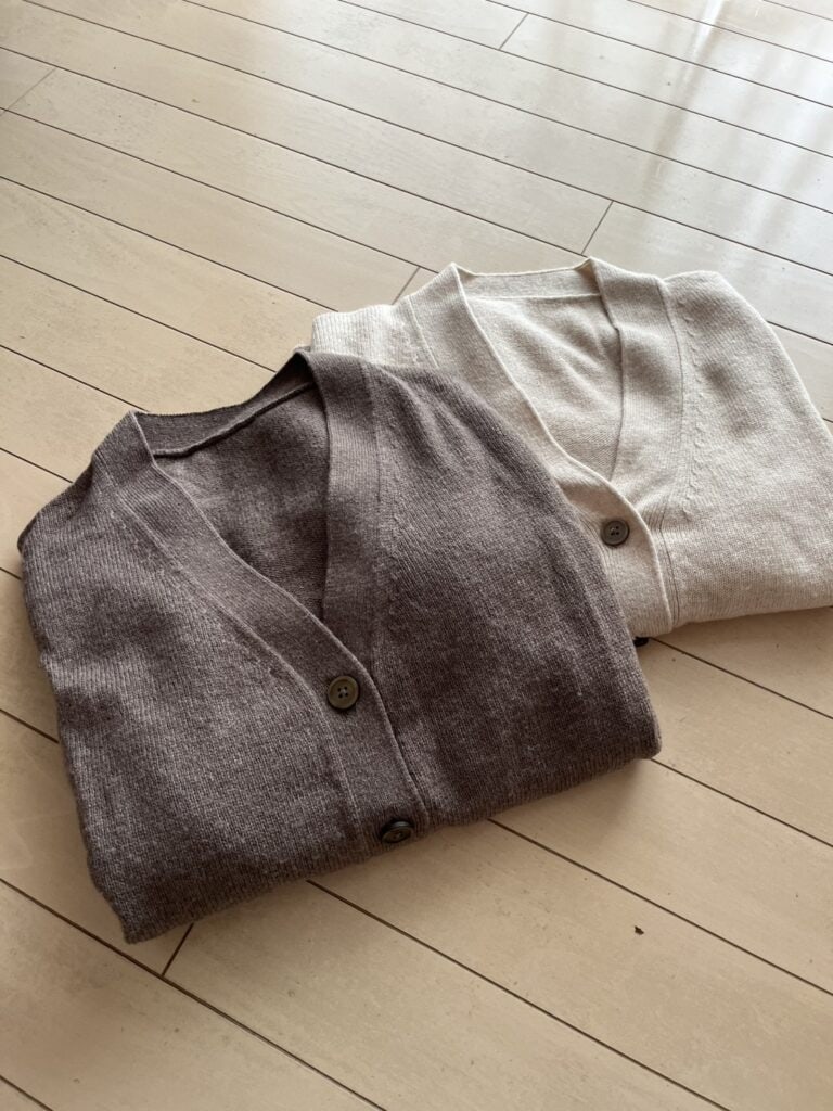 婦人　洗えるウールミドルゲージＶネックカーディガン　￥4,990／無印良品