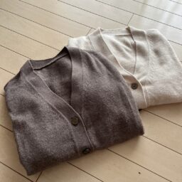 婦人　洗えるウールミドルゲージＶネックカーディガン　￥4,990