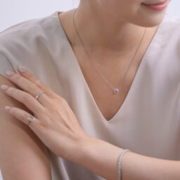 ピアス(Emerald Cut Earrings total 1.0ct)【K18】¥448,800、ネックレス(Prong Setting Necklace 1.0ct)【Pt】¥440,000、中指のリング(Half Eternity Ring 1ct)【Pt】¥249,700、小指のリング(Horseshoe Ring)【Pt】¥154,000、ブレスレット(Tennis Bracelet 5.0ct Reina）【Pt】¥1,210,000／すべてSeptember５