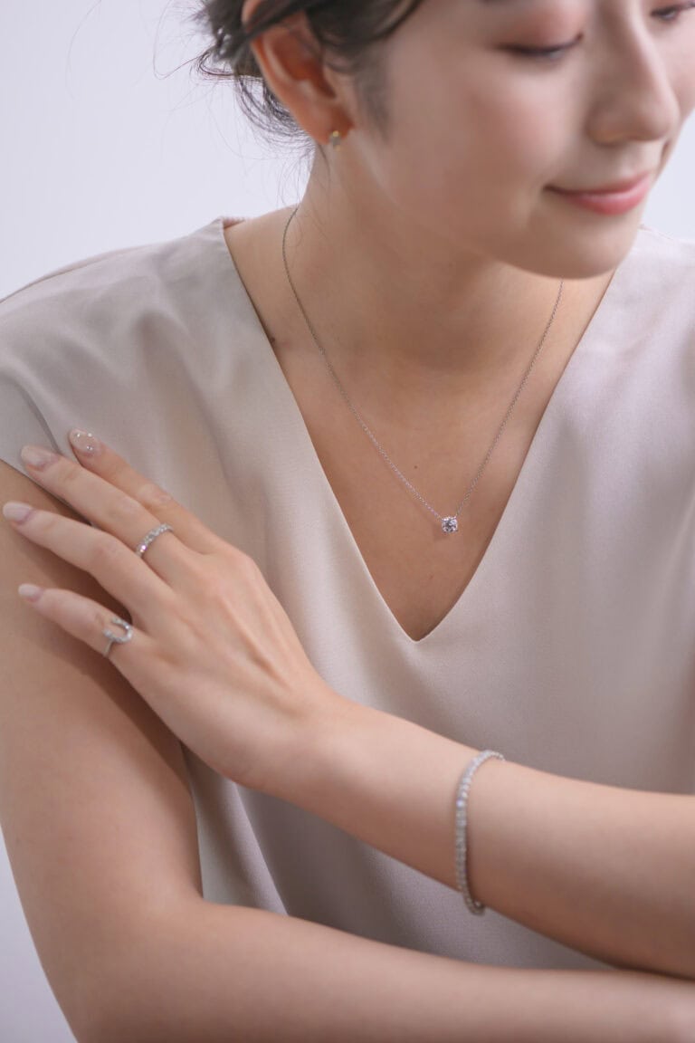 ピアス(Emerald Cut Earrings total 1.0ct)【K18】¥448,800、ネックレス(Prong Setting Necklace 1.0ct)【Pt】¥440,000、中指のリング(Half Eternity Ring 1ct)【Pt】¥249,700、小指のリング(Horseshoe Ring)【Pt】¥154,000、ブレスレット(Tennis Bracelet 5.0ct Reina)【Pt】¥1,210,000/すべてSeptember5