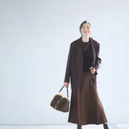 ジャケット¥85,800／ジェイドット（ジェイドット 自由が丘八雲店）、ニット¥30,800／セオリーリュクス（リンク・セオリー・ジャパン）、スカート¥17,000／バナナ・リパブリック、イヤリング¥12,100／アビステ、ネックレス¥33,000／プラウ、リング¥22,220／ピニャッタ（ズット ホリック）、バッグ¥18,700／ダイアナ（ダイアナ 銀座本店）、ブーツ¥37,400／ヒミコ