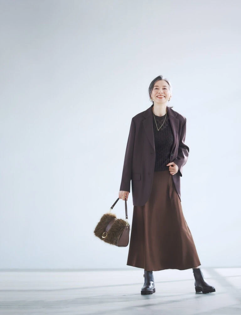 ジャケット¥85,800/ジェイドット(ジェイドット 自由が丘八雲店)、ニット¥30,800/セオリーリュクス(リンク・セオリー・ジャパン)、スカート¥17,000/バナナ・リパブリック、イヤリング¥12,100/アビステ、ネックレス¥33,000/プラウ、リング¥22,220/ピニャッタ(ズット ホリック)、バッグ¥18,700/ダイアナ(ダイアナ 銀座本店)、ブーツ¥37,400/ヒミコ