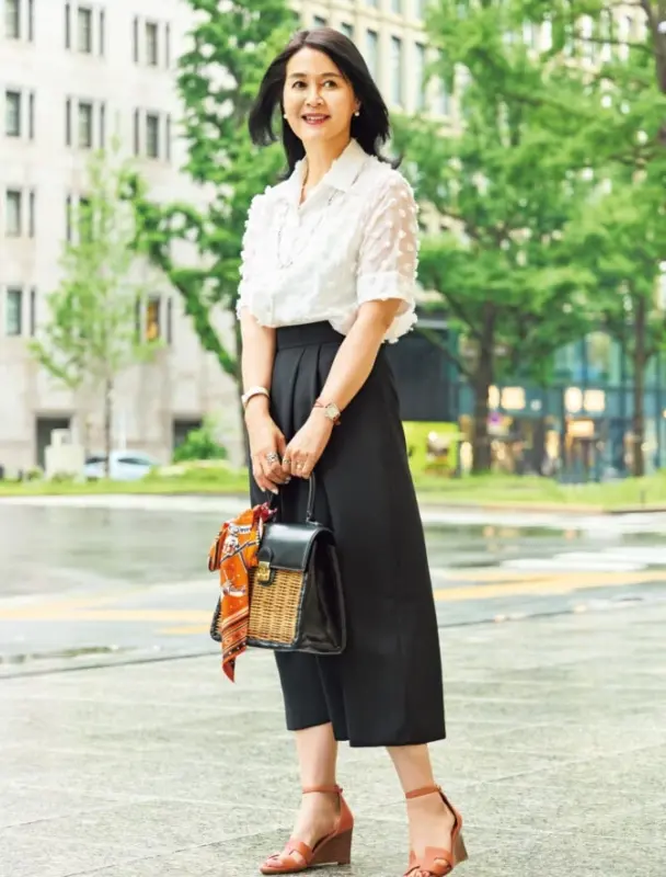 【大阪スナップ】「ZARA」のシアーブラウスで程よい透け感でヌケのある上品モノトーンコーデ