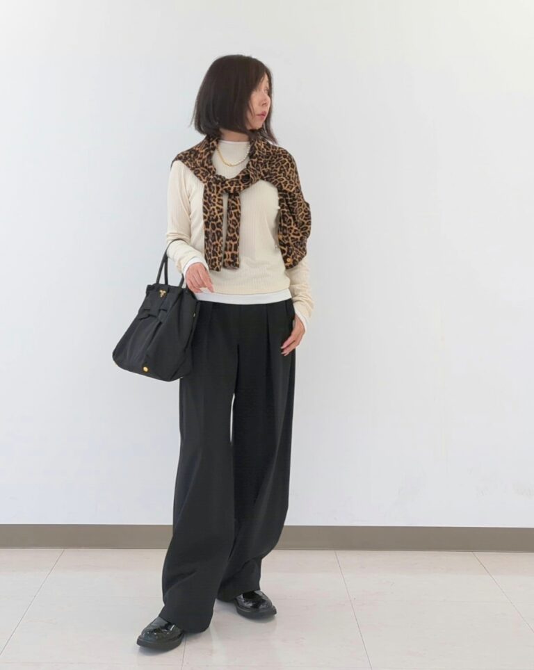 レイヤード風カットソー/H&M、バレルレッグスラックス/GUメンズ、ナイロンリボンバッグ/PRADA、エナメルリボンシューズ/PRADA