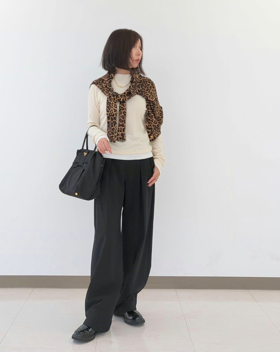 レイヤード風カットソー/H&M、バレルレッグスラックス/GUメンズ、ナイロンリボンバッグ/PRADA、エナメルリボンシューズ/PRADA