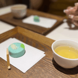 和菓子「うず潮」（奥村土牛《鳴門》より）