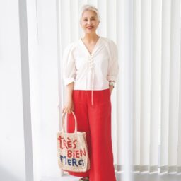 ブラウス¥12,000、パンツ¥18,000／ともにバナナ・リパブリック、バッグ¥15,400／ザ・ジャクソンズ、サンダル¥46,200／アロハス（ともにアッシュ・ペー・フランス）、バングル¥17,600／レキップ