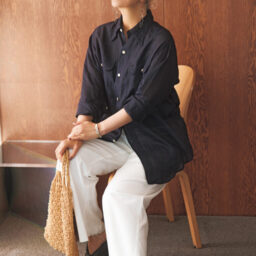 シャツ¥73,700、パンツ¥57,200／ともにマディソンブルー、バッグ¥5,990／ギャップ、ピアス¥23,100／シーミー、ブレスレット¥72,600／セルジュ・トラヴァル（ともにアッシュ・ペー・フランス）、サンダル¥30,000／バナナ・リパブリック