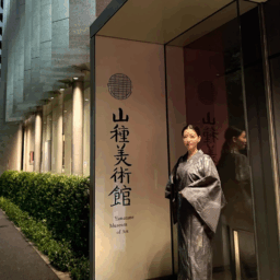 お着物が似合う美術館のエントランス