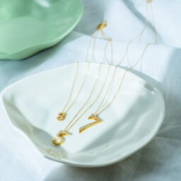 〈右から〉ネックレス(Number Necklace-7-seven)【K18】¥361,900、(Number Necklace-5-five)【K18】¥308,000、（Number Necklace-8-eight）【K18】¥215,600／すべてSeptember５