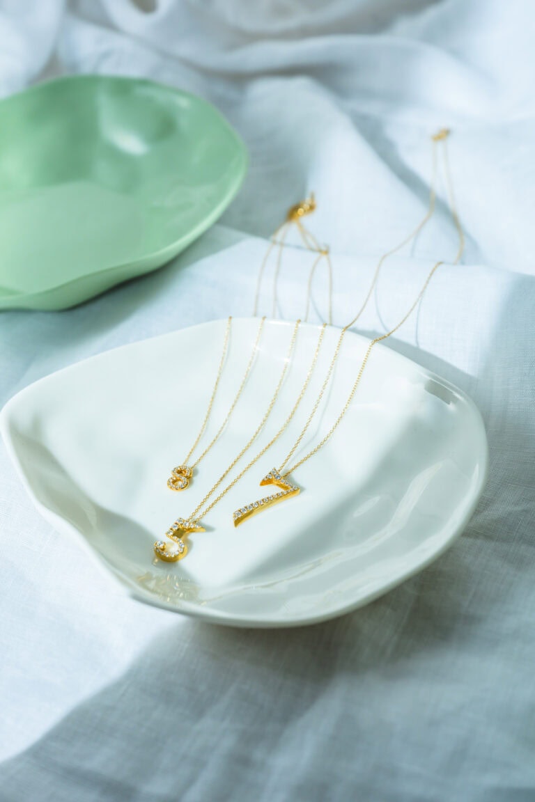 〈右から〉ネックレス(Number Necklace-7-seven)【K18】¥361,900、(Number Necklace-5-five)【K18】¥308,000、(Number Necklace-8-eight)【K18】¥215,600/すべてSeptember5