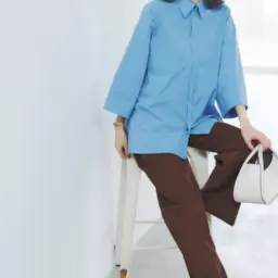 パンツ¥20,000／バナナ・リパブリック、シャツ¥12,000／プラステ、サングラス¥47,300／アイヴァン（アイヴァン 東京ギャラリー）、イヤリング¥16,200／アビステ、ブレスレット¥19,800／アドラル（ズットホリック）、バッグ¥46,200／オルセット（オルサ）、靴¥17,600／ダイアナ（ダイアナ 銀座本店）